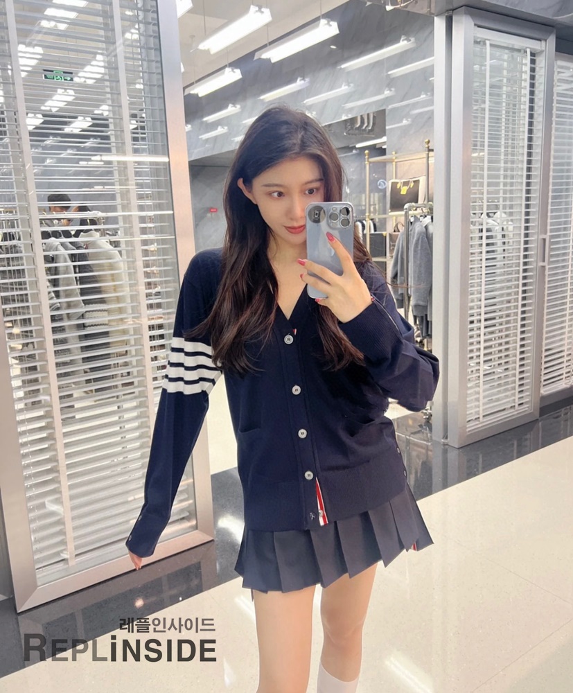 레플리카 명품 [Thom Browne] 톰브라운 블랙 울 V넥 가디건 남녀공용 - 상세 이미지 실사 61