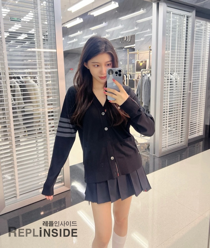 레플리카 명품 [Thom Browne] 톰브라운 블랙 울 V넥 가디건 남녀공용 - 상세 이미지 실사 62