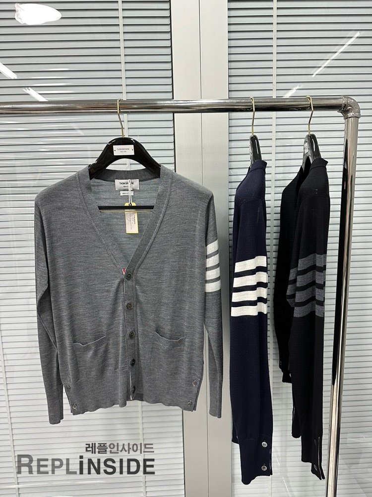 레플리카 명품 [Thom Browne] 톰브라운 블랙 울 V넥 가디건 남녀공용 - 상세 이미지 실사 64