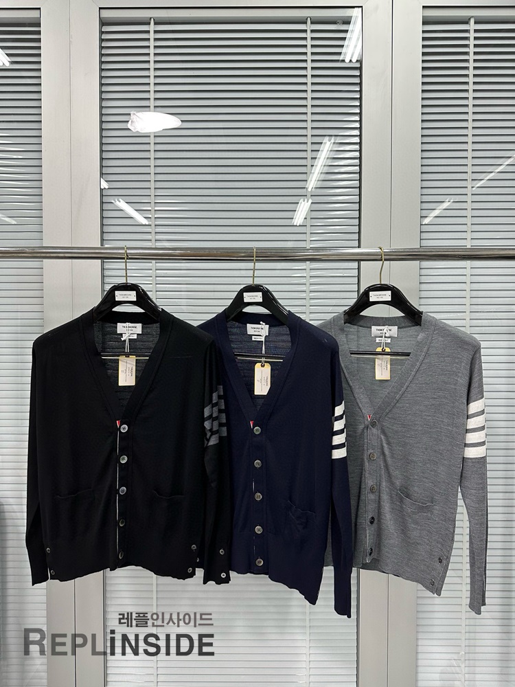 레플리카 명품 [Thom Browne] 톰브라운 블랙 울 V넥 가디건 남녀공용 - 상세 이미지 실사 56
