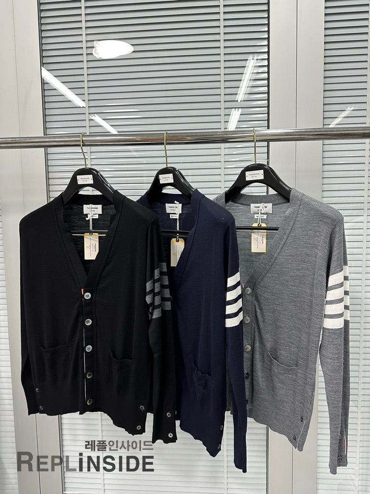 레플리카 명품 [Thom Browne] 톰브라운 블랙 울 V넥 가디건 남녀공용 - 상세 이미지 실사 57