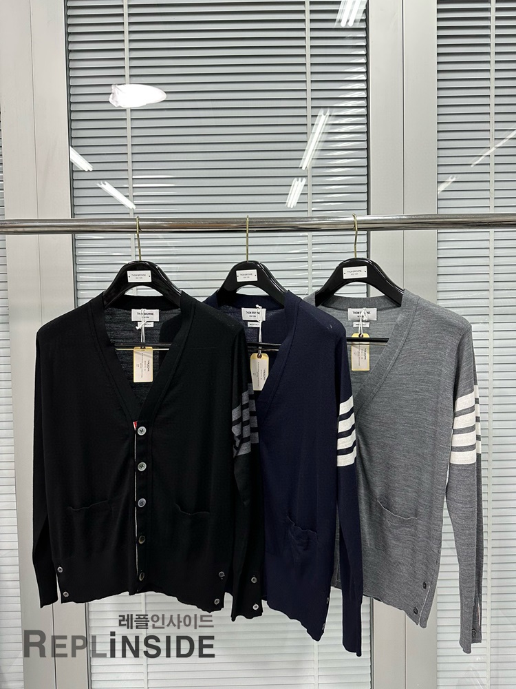 레플리카 명품 [Thom Browne] 톰브라운 블랙 울 V넥 가디건 남녀공용 - 상세 이미지 실사 58