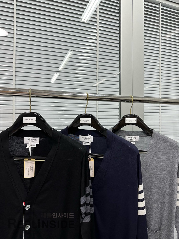 레플리카 명품 [Thom Browne] 톰브라운 블랙 울 V넥 가디건 남녀공용 - 상세 이미지 실사 59