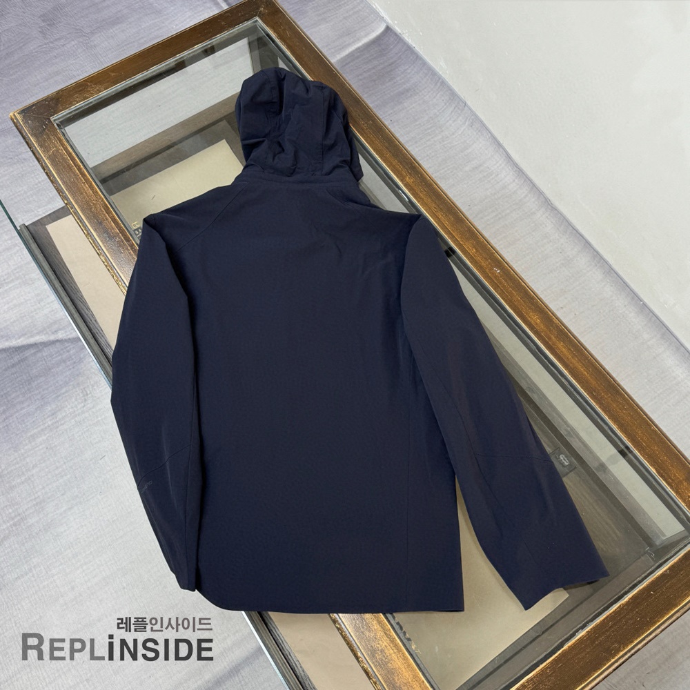 레플리카 명품 [PRADA] 프라다 바람막이 재킷 남성용 - 착용샷 실사