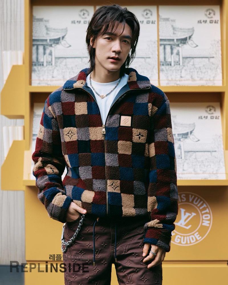 레플리카 명품 [LOUIS VUITTON] 루이비통 체크 다미에 플리스 집업 블루종 자켓 후리스 남성용 - 착용샷 실사