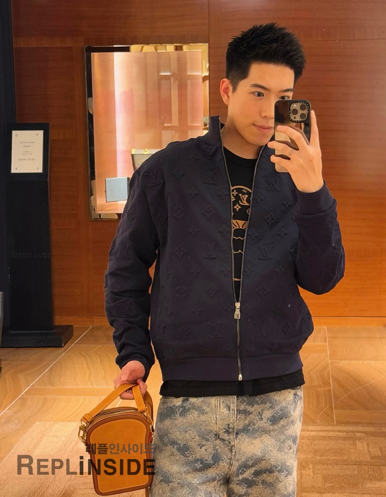레플리카 명품 [LOUIS VUITTON] 루이비통 모노그램 엠보싱 재킷 남성용 - 디테일 실사