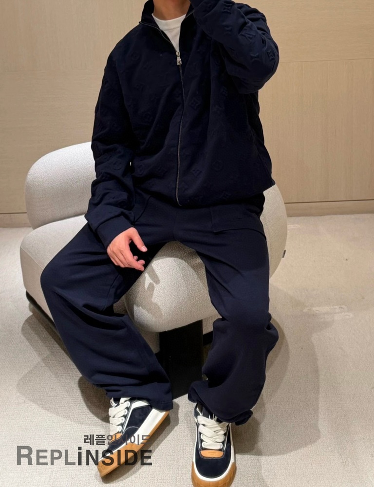 레플리카 명품 [LOUIS VUITTON] 루이비통 모노그램 엠보싱 재킷 남성용 - 소재 실사