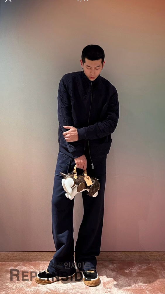 레플리카 명품 [LOUIS VUITTON] 루이비통 모노그램 엠보싱 재킷 남성용 - 비교 실사