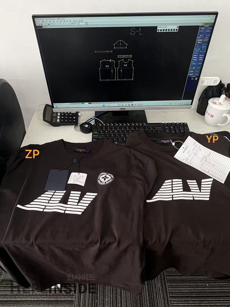 레플리카 명품 [LOUIS VUITTON] 루이비통 지구본 프린트 티셔츠 남성용 - 디테일 실사