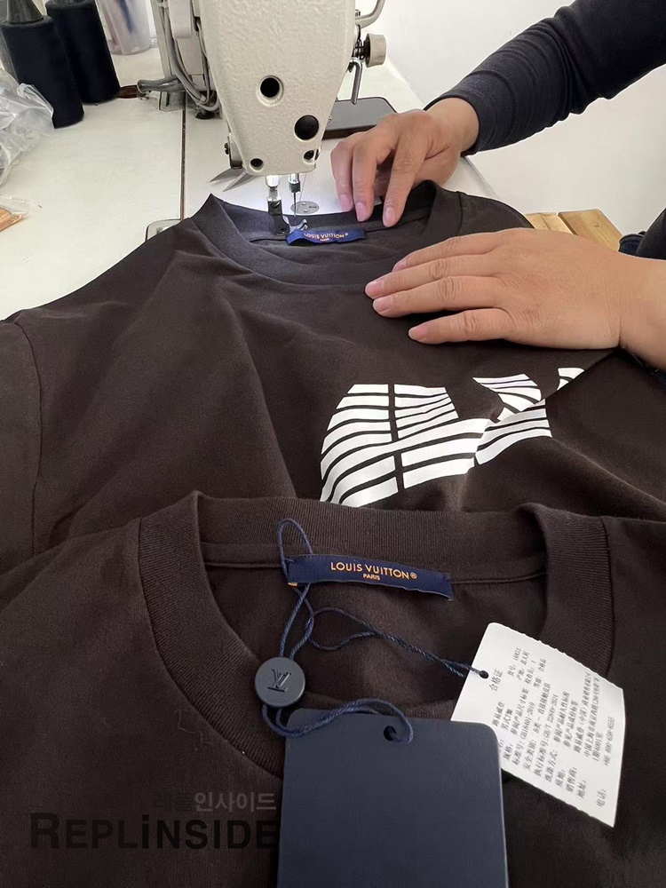레플리카 명품 [LOUIS VUITTON] 루이비통 지구본 프린트 티셔츠 남성용 - 라벨 실사