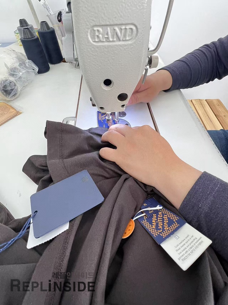 레플리카 명품 [LOUIS VUITTON] 루이비통 지구본 프린트 티셔츠 남성용 - 비교 실사