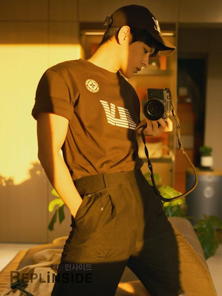 레플리카 명품 [LOUIS VUITTON] 루이비통 지구본 프린트 티셔츠 남성용 - 상세 이미지 실사 22