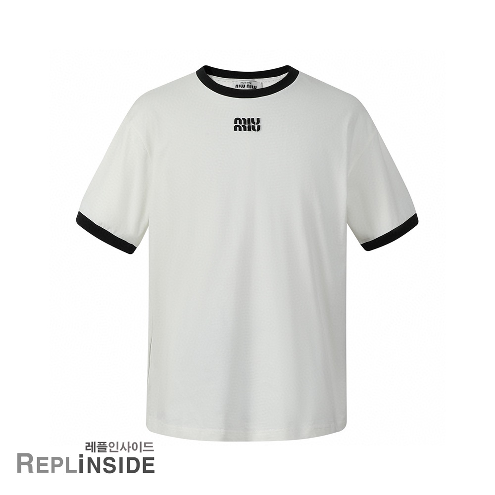레플리카 명품 [MIUMIU] 미우미우 자수 로고 패치 티셔츠 화이트/블랙 2컬러 남녀공용 - 앞면 실사