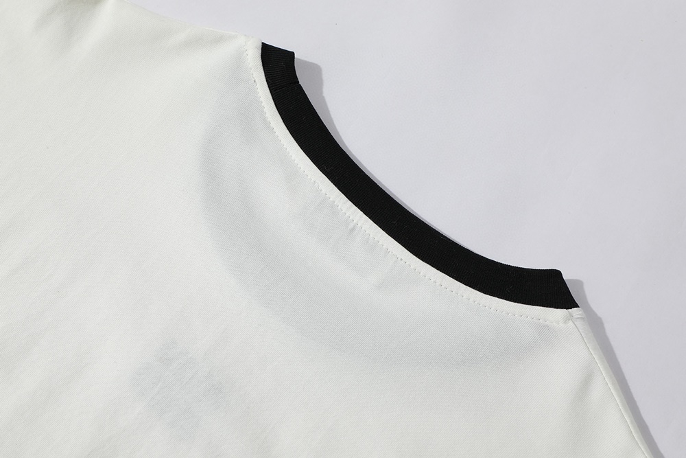 레플리카 명품 [MIUMIU] 미우미우 자수 로고 패치 티셔츠 화이트/블랙 2컬러 남녀공용 - 로고 실사