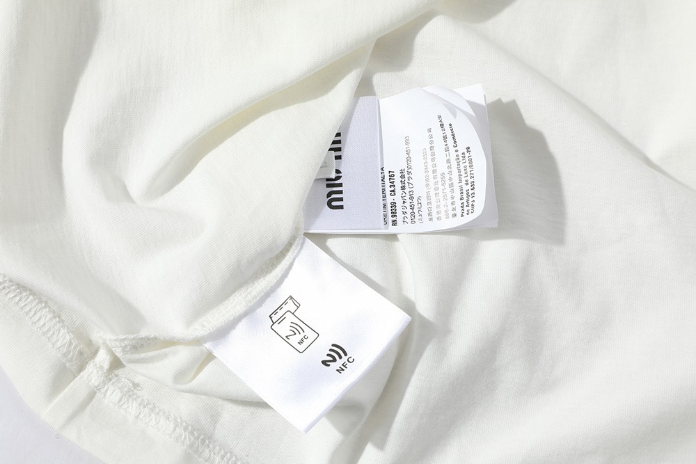 레플리카 명품 [MIUMIU] 미우미우 자수 로고 패치 티셔츠 화이트/블랙 2컬러 남녀공용 - 전체 실사