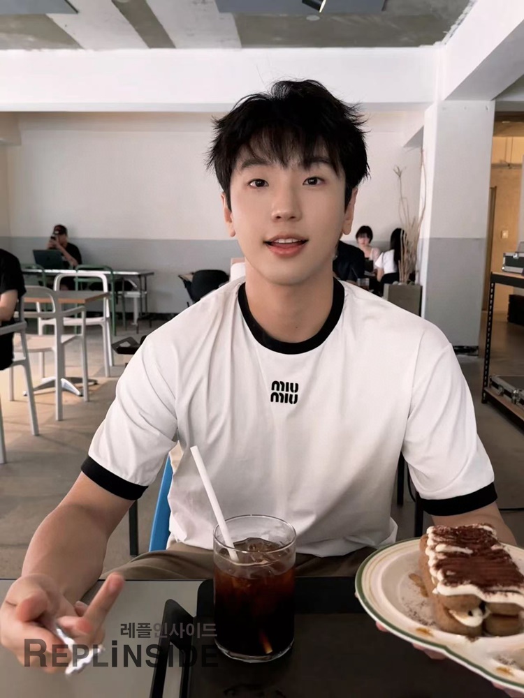 레플리카 명품 [MIUMIU] 미우미우 자수 로고 패치 티셔츠 화이트/블랙 2컬러 남녀공용 - 착용샷 실사