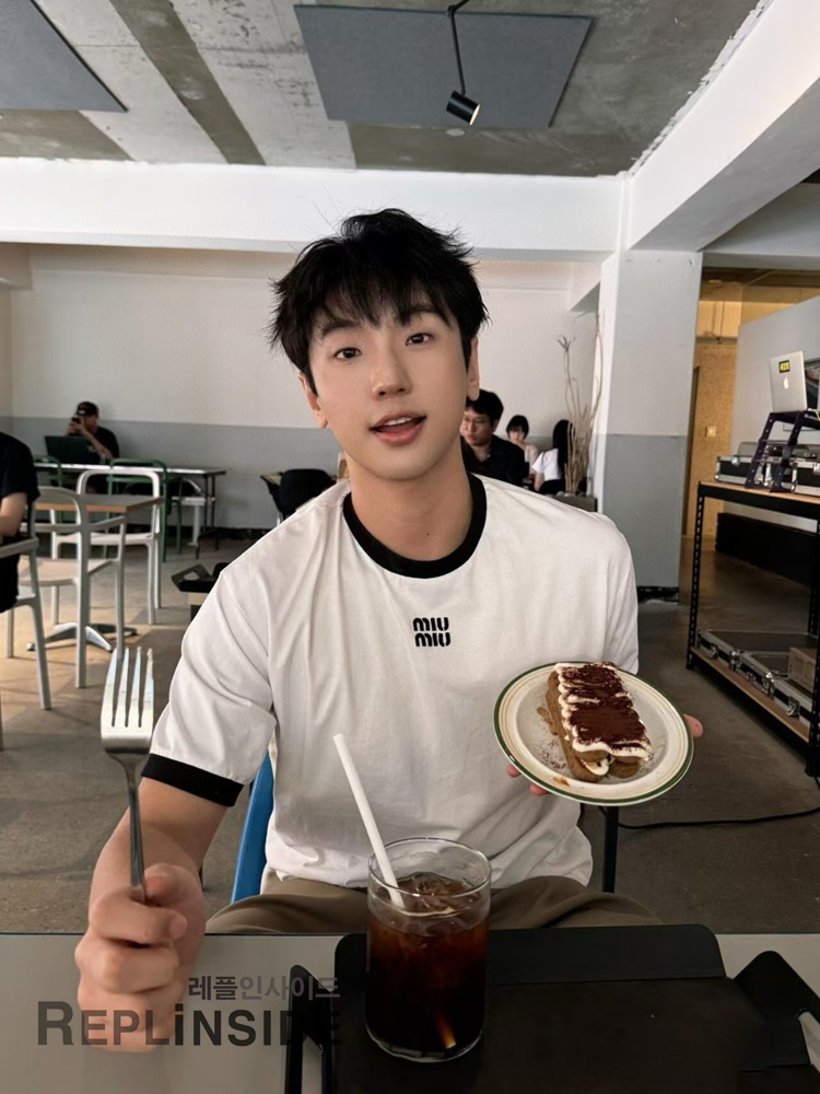 레플리카 명품 [MIUMIU] 미우미우 자수 로고 패치 티셔츠 화이트/블랙 2컬러 남녀공용 - 소재 실사