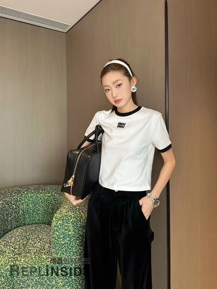 레플리카 명품 [MIUMIU] 미우미우 자수 로고 패치 티셔츠 화이트/블랙 2컬러 남녀공용 - 사이즈 실사