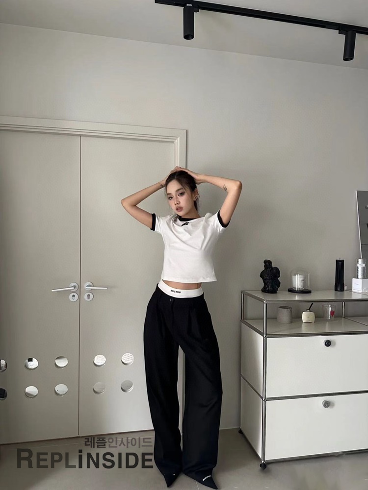 레플리카 명품 [MIUMIU] 미우미우 자수 로고 패치 티셔츠 화이트/블랙 2컬러 남녀공용 - 비교 실사