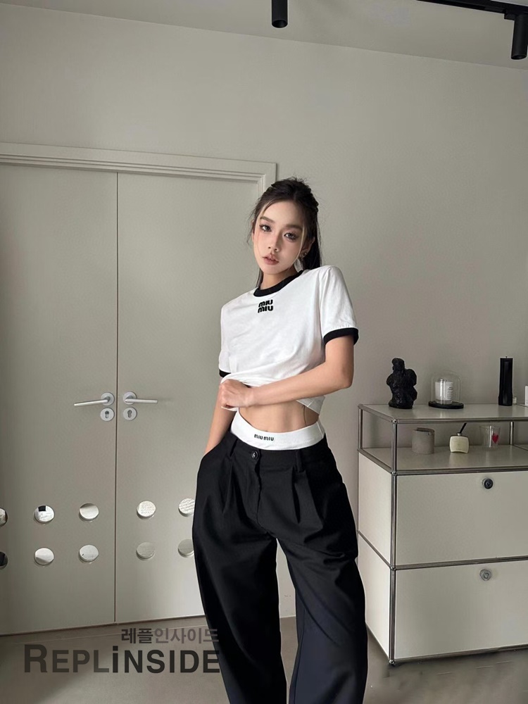 레플리카 명품 [MIUMIU] 미우미우 자수 로고 패치 티셔츠 화이트/블랙 2컬러 남녀공용 - 특가 실사