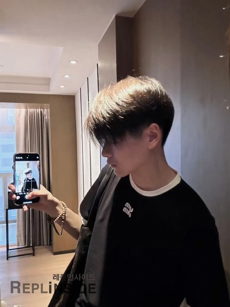 레플리카 명품 [MIUMIU] 미우미우 자수 로고 패치 티셔츠 화이트/블랙 2컬러 남녀공용 - 상세 이미지 실사 28