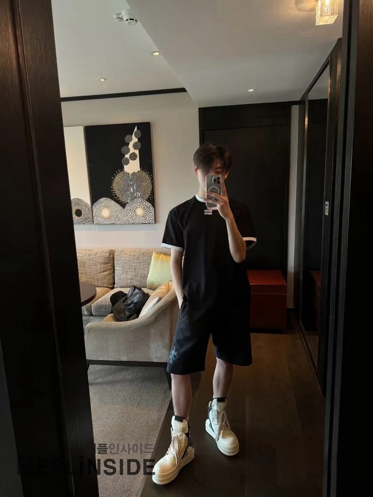 레플리카 명품 [MIUMIU] 미우미우 자수 로고 패치 티셔츠 화이트/블랙 2컬러 남녀공용 - 상세 이미지 실사 29