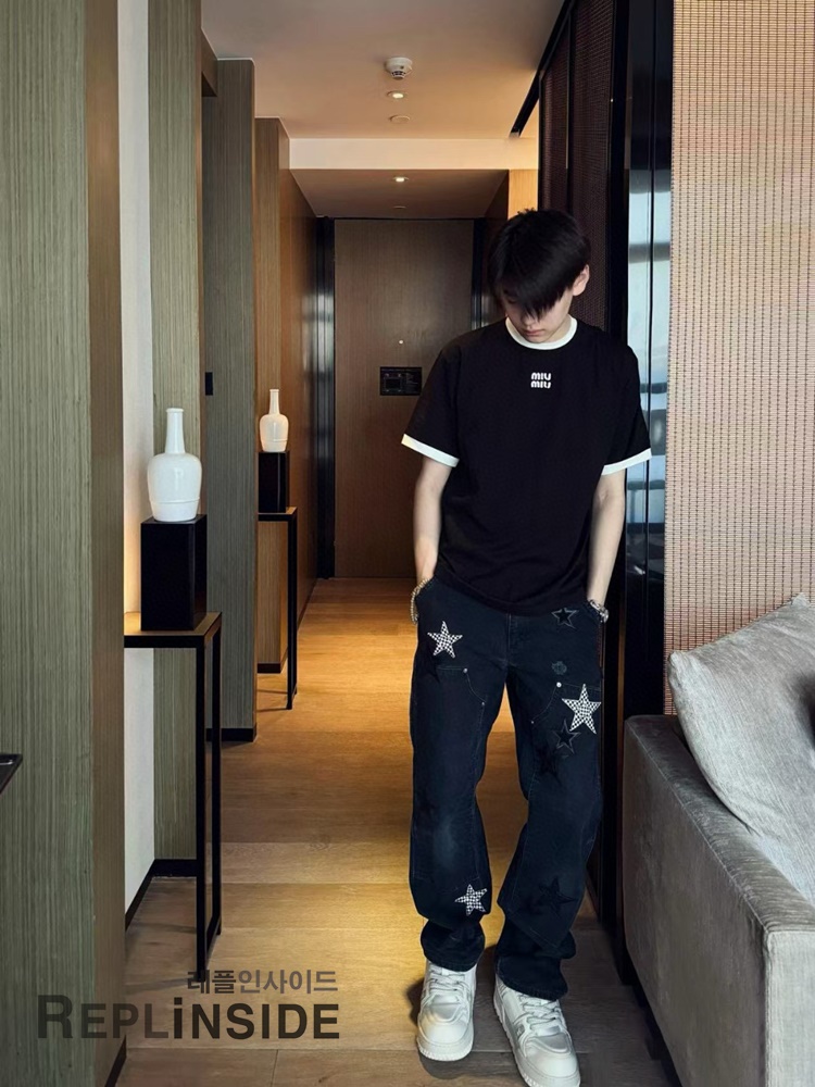 레플리카 명품 [MIUMIU] 미우미우 자수 로고 패치 티셔츠 화이트/블랙 2컬러 남녀공용 - 상세 이미지 실사 30