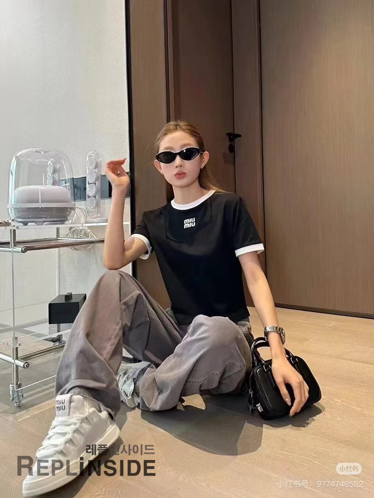 레플리카 명품 [MIUMIU] 미우미우 자수 로고 패치 티셔츠 화이트/블랙 2컬러 남녀공용 - 상세 이미지 실사 31