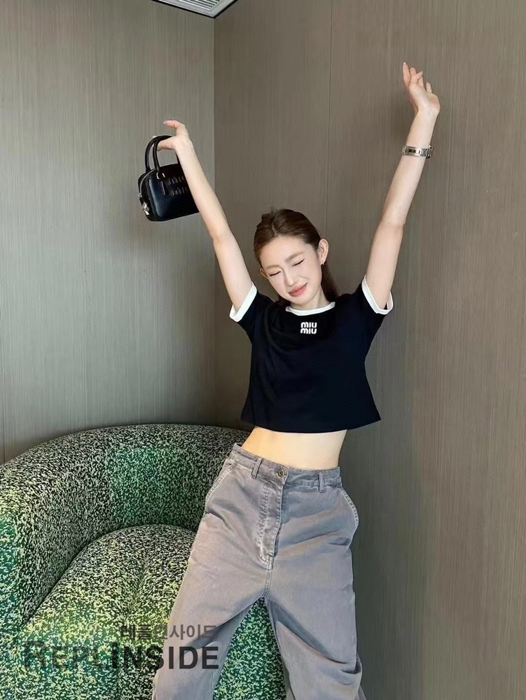 레플리카 명품 [MIUMIU] 미우미우 자수 로고 패치 티셔츠 화이트/블랙 2컬러 남녀공용 - 상세 이미지 실사 32