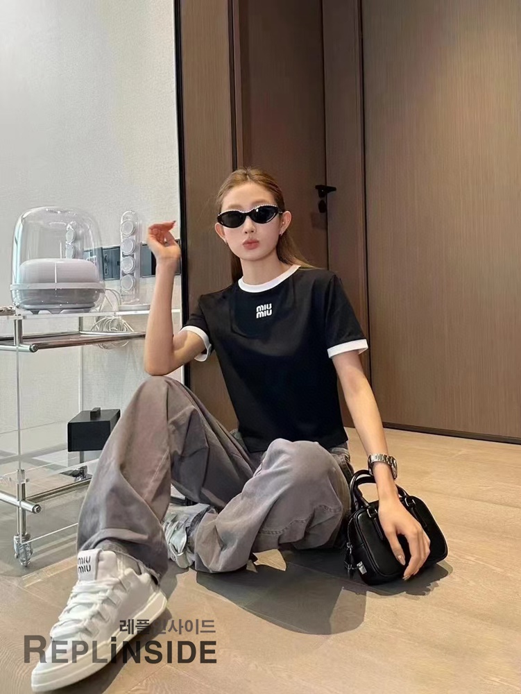 레플리카 명품 [MIUMIU] 미우미우 자수 로고 패치 티셔츠 화이트/블랙 2컬러 남녀공용 - 상세 이미지 실사 34