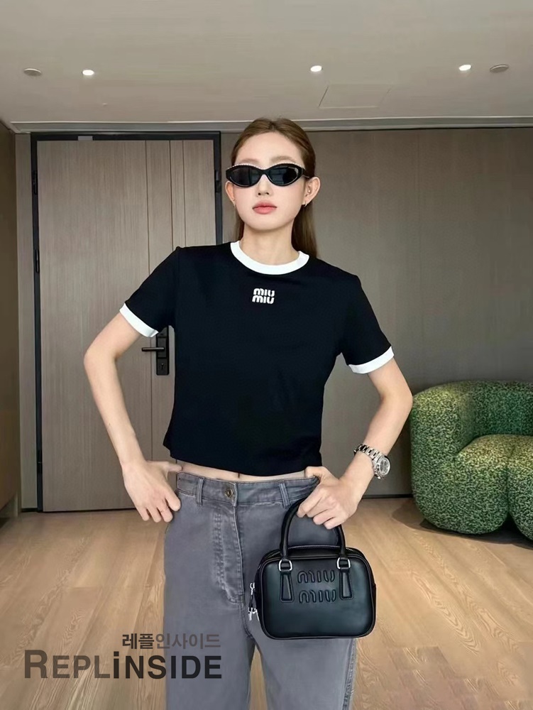 레플리카 명품 [MIUMIU] 미우미우 자수 로고 패치 티셔츠 화이트/블랙 2컬러 남녀공용 - 상세 이미지 실사 35