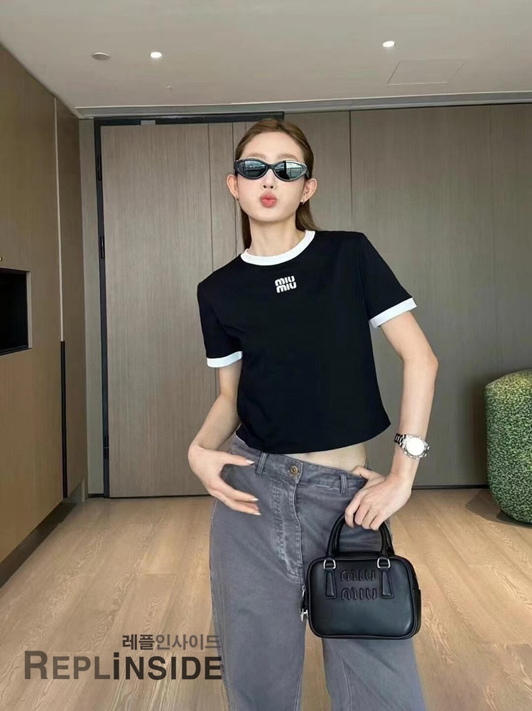 레플리카 명품 [MIUMIU] 미우미우 자수 로고 패치 티셔츠 화이트/블랙 2컬러 남녀공용 - 상세 이미지 실사 36