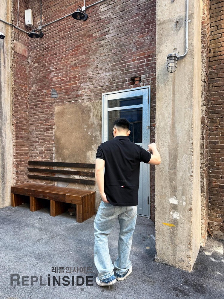 레플리카 명품 [MONCLER] 몽클레어 블랙 패치 피케 폴로셔츠 화이트/블랙 2컬러 남녀공용 - 상세 이미지 실사 29