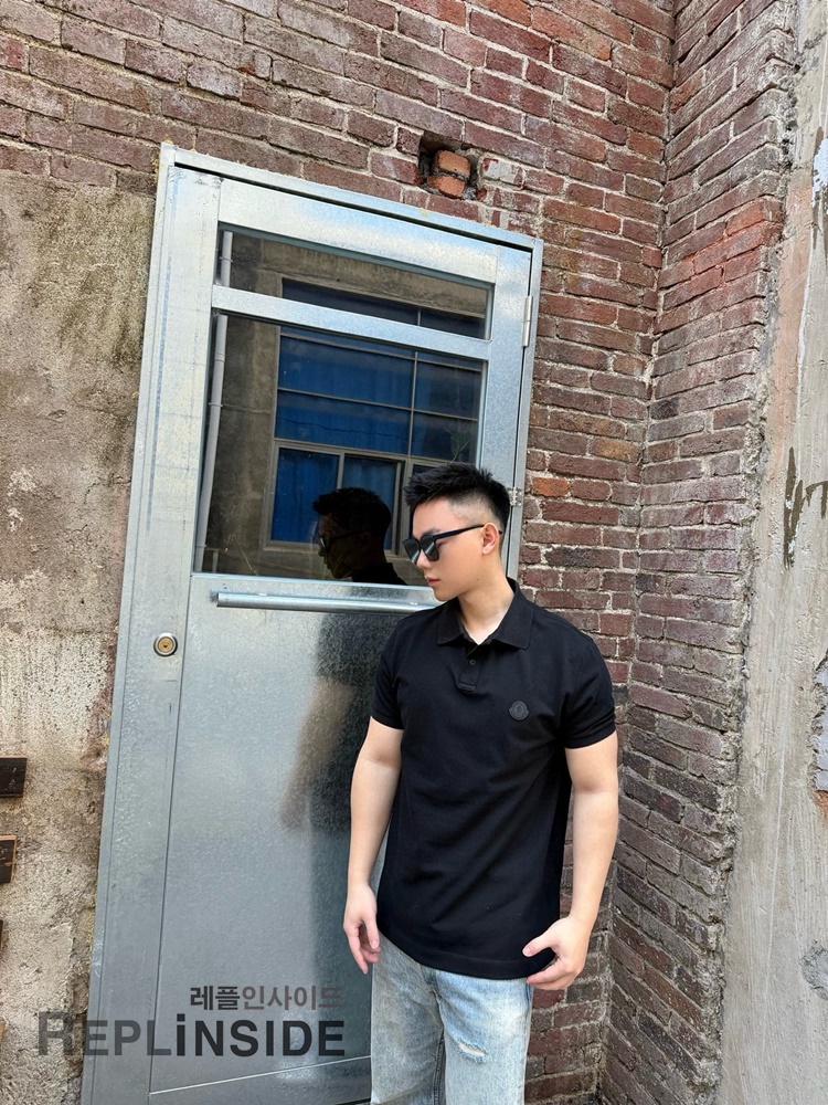 레플리카 명품 [MONCLER] 몽클레어 블랙 패치 피케 폴로셔츠 화이트/블랙 2컬러 남녀공용 - 상세 이미지 실사 32