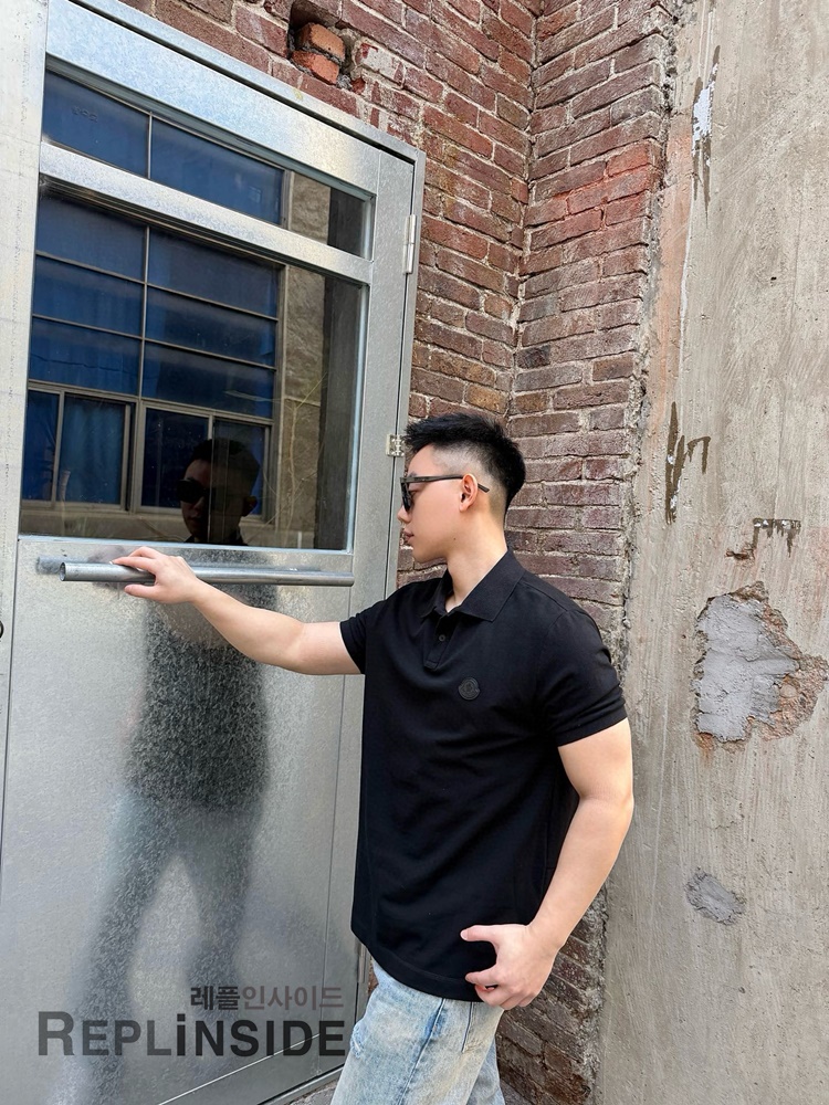 레플리카 명품 [MONCLER] 몽클레어 블랙 패치 피케 폴로셔츠 화이트/블랙 2컬러 남녀공용 - 상세 이미지 실사 33