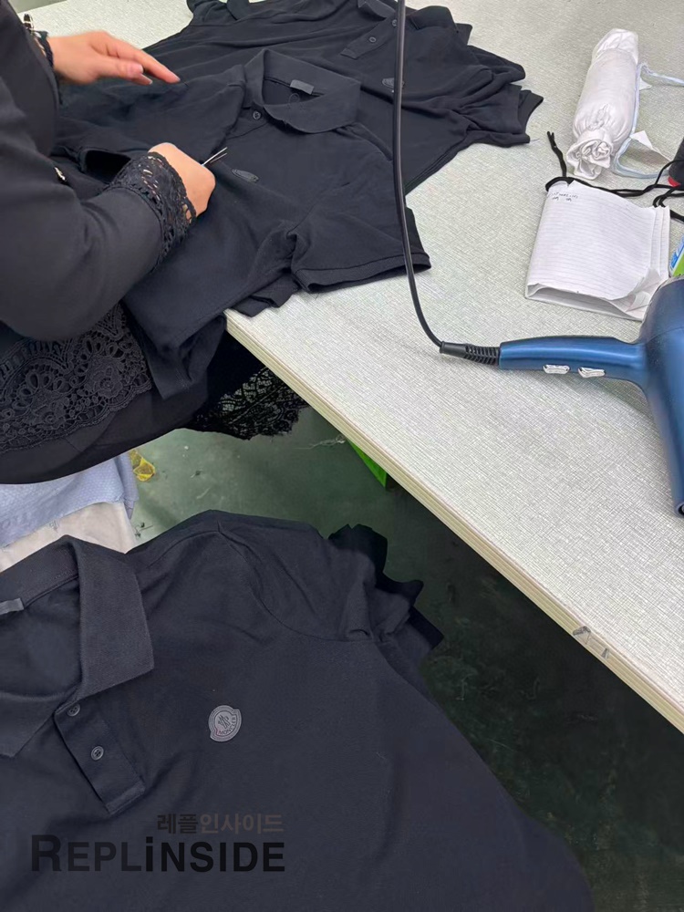 레플리카 명품 [MONCLER] 몽클레어 블랙 패치 피케 폴로셔츠 화이트/블랙 2컬러 남녀공용 - 상세 이미지 실사 46