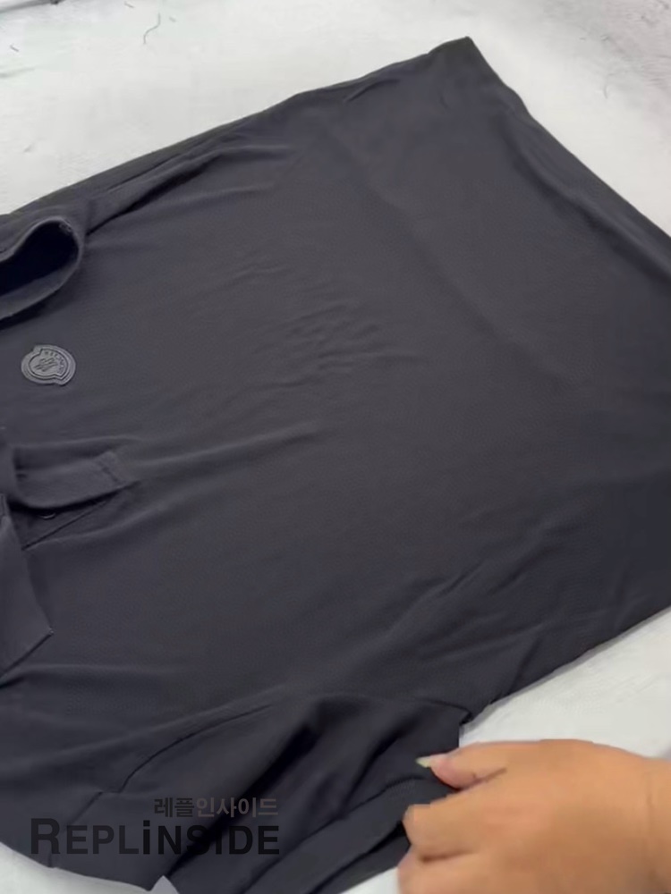 레플리카 명품 [MONCLER] 몽클레어 블랙 패치 피케 폴로셔츠 화이트/블랙 2컬러 남녀공용 - 상세 이미지 실사 47