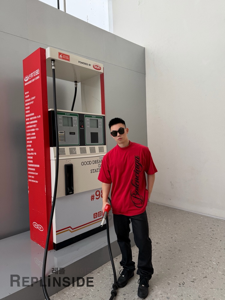 레플리카 명품 [BALENCIAGA] 발렌시아가 레드 반팔 티셔츠 남성용 - 디테일 실사