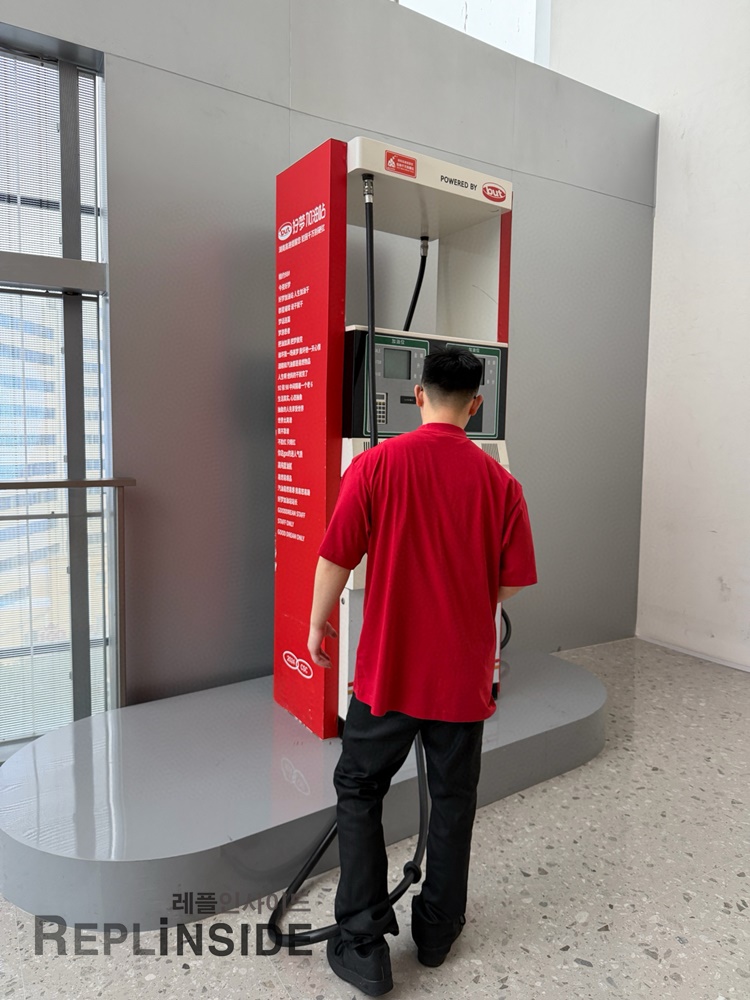 레플리카 명품 [BALENCIAGA] 발렌시아가 레드 반팔 티셔츠 남성용 - 비교 실사