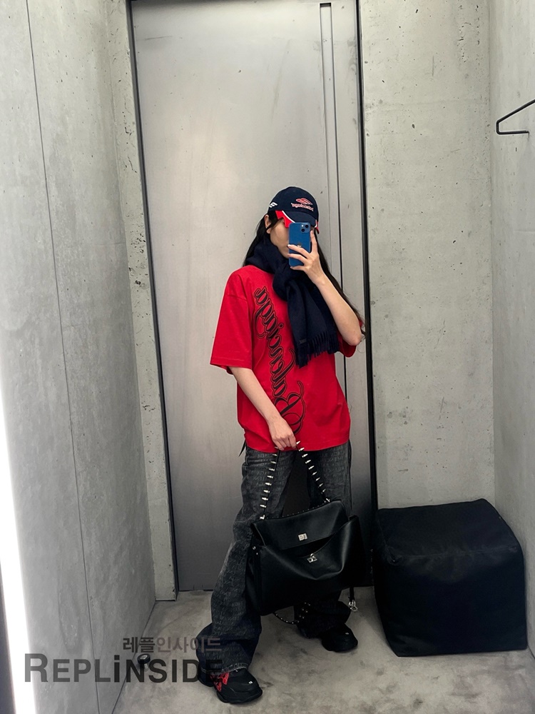 레플리카 명품 [BALENCIAGA] 발렌시아가 레드 반팔 티셔츠 남성용 - 상세 이미지 실사 25