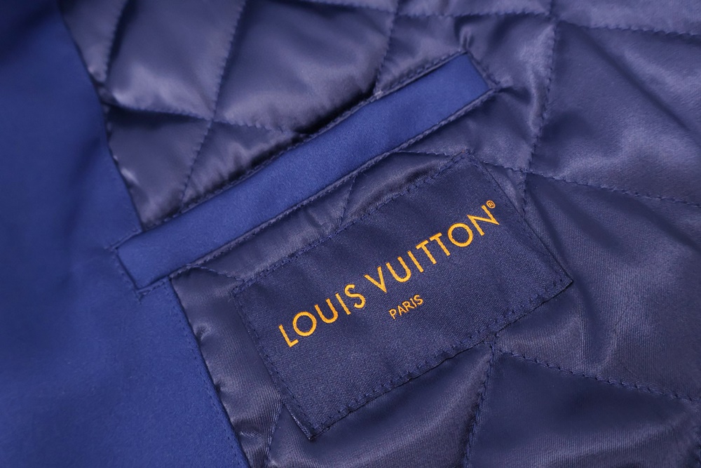 레플리카 명품 [LOUIS VUITTON] 루이비통 시그니처 자수 수베니어 자켓 (야구자켓) 남녀공용 - 뒷면 실사