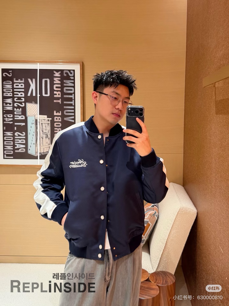 레플리카 명품 [LOUIS VUITTON] 루이비통 시그니처 자수 수베니어 자켓 (야구자켓) 남녀공용 - 착용샷 실사