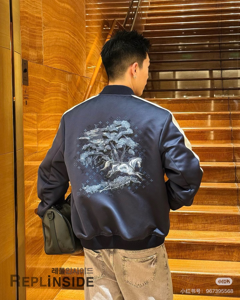 레플리카 명품 [LOUIS VUITTON] 루이비통 시그니처 자수 수베니어 자켓 (야구자켓) 남녀공용 - 디테일 실사