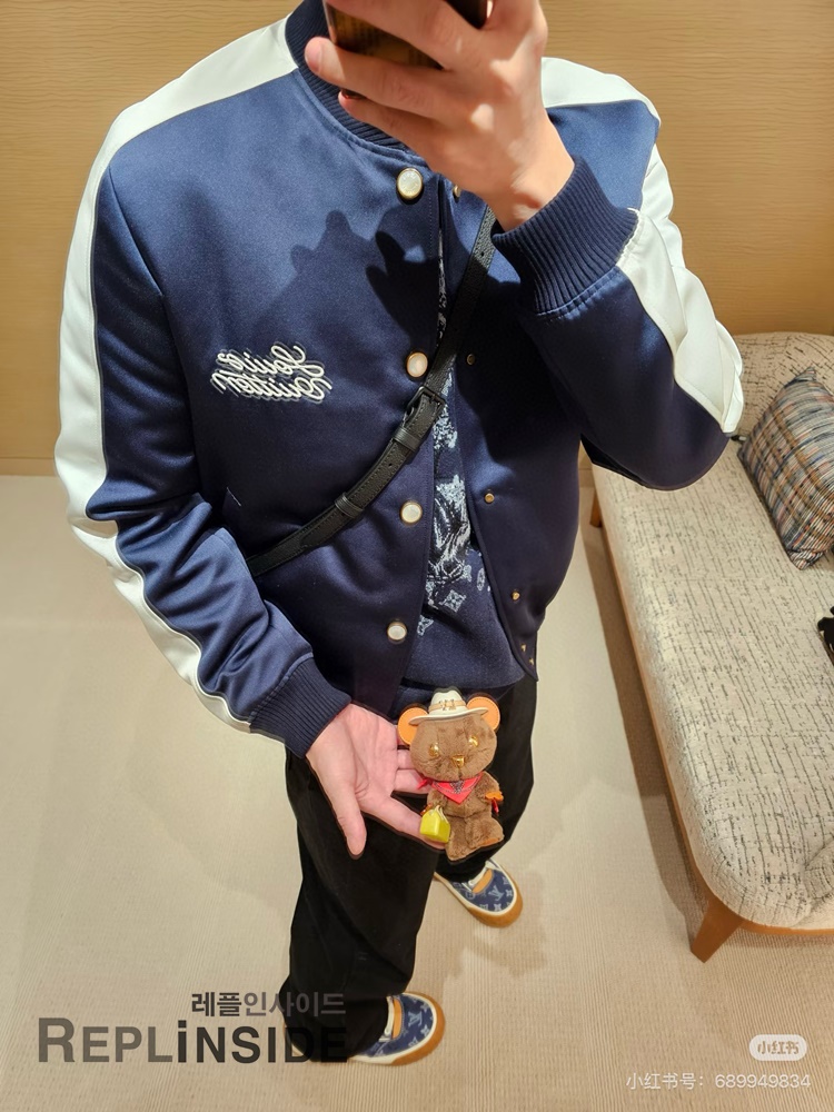 레플리카 명품 [LOUIS VUITTON] 루이비통 시그니처 자수 수베니어 자켓 (야구자켓) 남녀공용 - 소재 실사