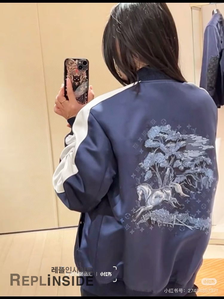 레플리카 명품 [LOUIS VUITTON] 루이비통 시그니처 자수 수베니어 자켓 (야구자켓) 남녀공용 - 비교 실사