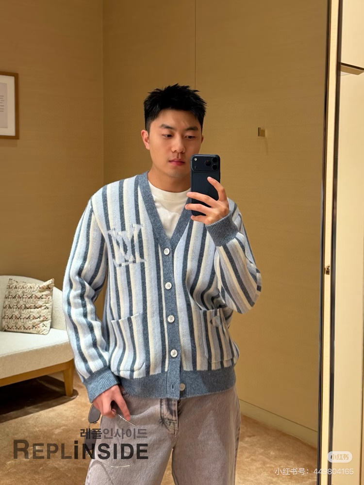 레플리카 명품 [LOUIS VUITTON] 루이비통 스트라이프드 자카드 가디건 남녀공용 - 착용샷 실사
