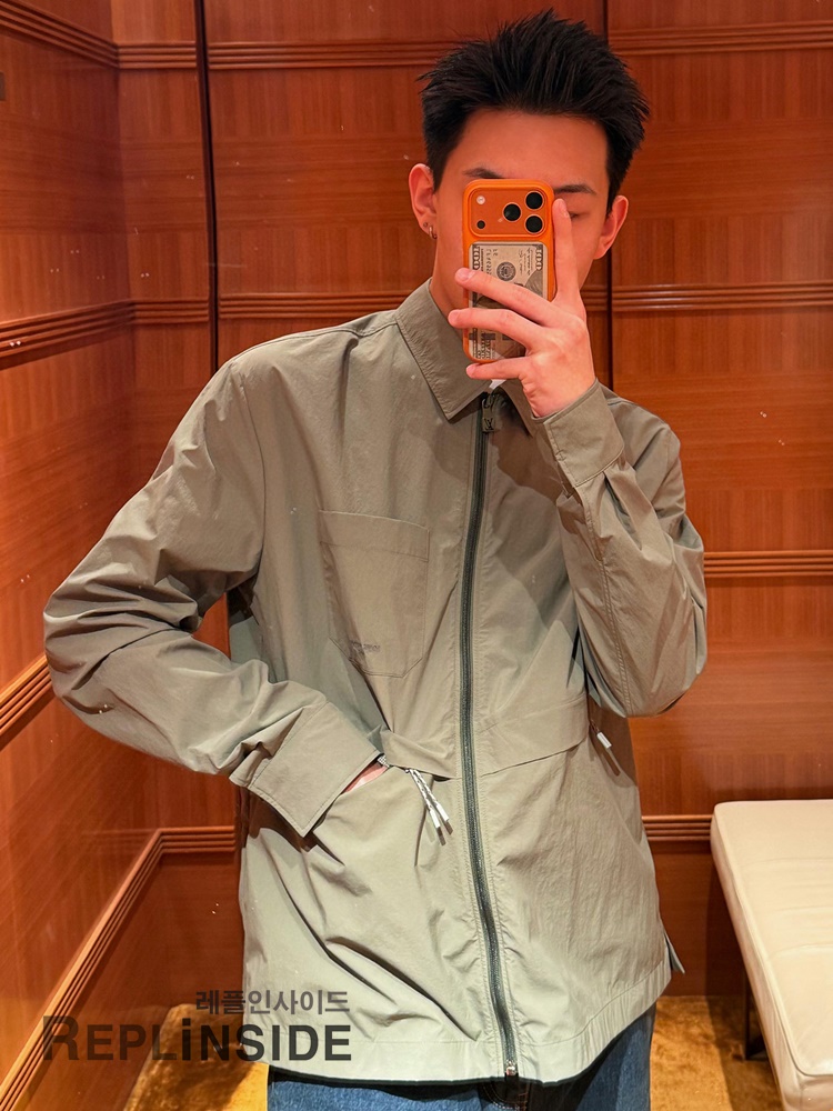 레플리카 명품 [LOUIS VUITTON] 루이비통 글램핑 슬리브드 셔츠 남성용 - 비교 실사