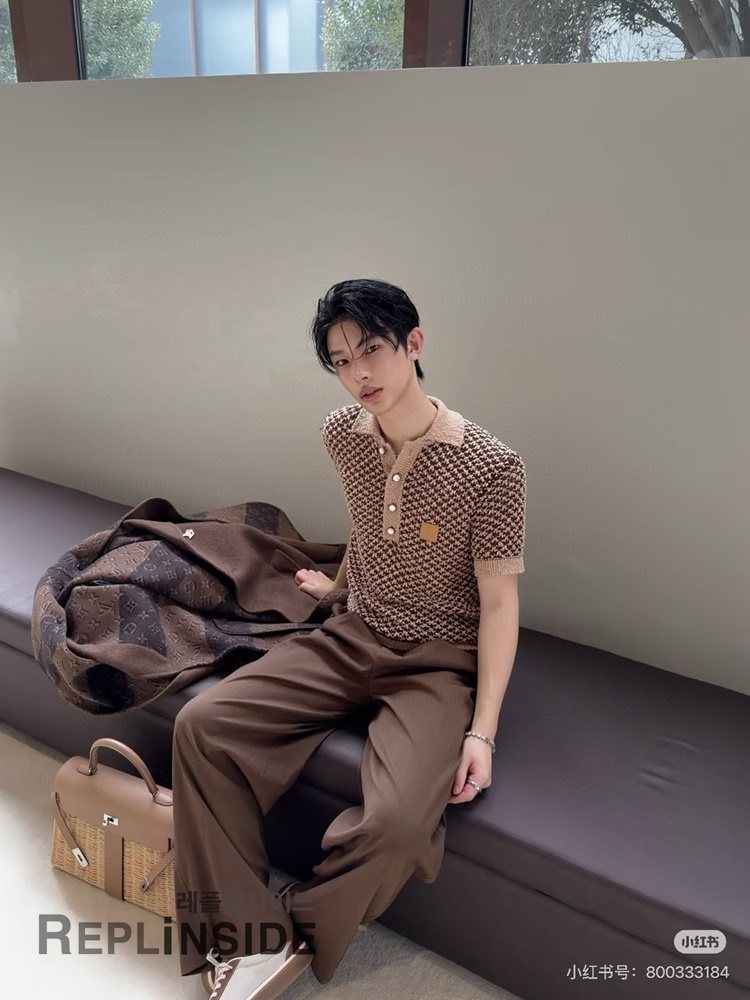 레플리카 명품 [LOUIS VUITTON] 루이비통 시그니처 쇼트 슬리브 니트 매쉬 폴로 티셔츠 남녀공용 - 착용샷 실사