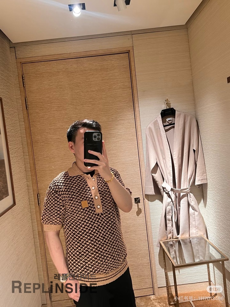 레플리카 명품 [LOUIS VUITTON] 루이비통 시그니처 쇼트 슬리브 니트 매쉬 폴로 티셔츠 남녀공용 - 포장 실사