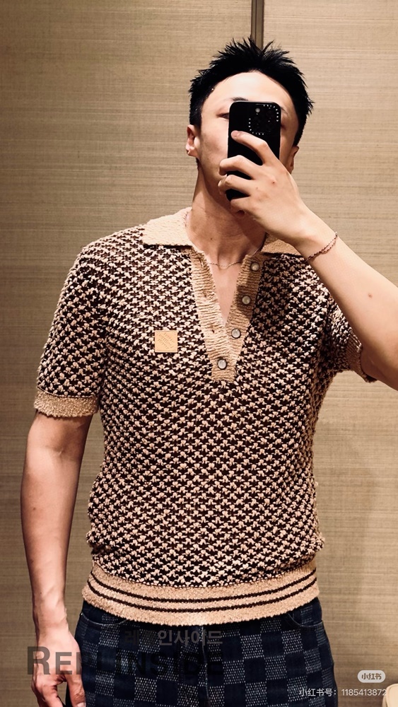 레플리카 명품 [LOUIS VUITTON] 루이비통 시그니처 쇼트 슬리브 니트 매쉬 폴로 티셔츠 남녀공용 - 라벨 실사